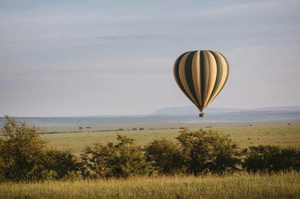 Quels sont les meilleurs itinéraires pour une balade en montgolfière au-dessus des vignobles de Toscane, Italie?