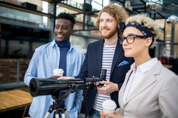 Quels sont les meilleurs sites pour observer les loups dans les montagnes de la Transylvanie, Roumanie : équipements et périodes ?